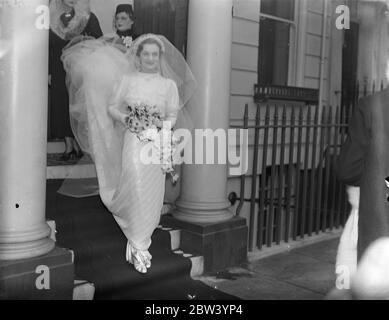 Lady Prudence Jellicoe verlässt ihr Haus für ihre Hochzeit. Lady Prudence Jellicoe, Tochter des verstorbenen Admirals der Flotte Earl Jellicoe, verließ ihr Haus in Cadogan Place für ihre Ehe mit Herrn Francis Loudon in der Holy Trinity Church, Sloane Street. Foto zeigt: Die Braut verlässt das Haus für die Zeremonie. 22 Dezember 1936 Stockfoto