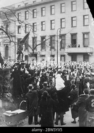 Jubelende Massen begrüßen Kanzler nach fegndem Wahlsieg . Von jubelndem Volk begrüßt, ging Bundeskanzler Hitler auf den Balkon der Berliner Kanzlerei als Antwort auf die Rufe der unten stehenden Scharen, nachdem das vorläufige Ergebnis der Reichstagswahlen verkündet worden war. Als der Führer auf dem Balkon erschien, begrüßte ihn heils in einem Wald, der im Nazi-Gruß nach oben geschossen wurde. Von den Stimmen bei der Wahl über 90% der Hitler . Flaggen fliegen aus Deutschland und feiern den überwältigenden Sieg. Foto zeigt, Bundeskanzler Hitler wieder das Thema der enormen Massen Stockfoto