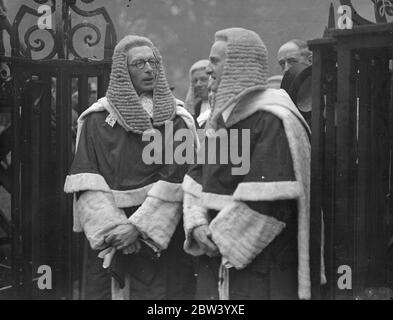 Richter im Gespräch nach dem Gottesdienst in Westminster Abbey. Richter verließen Westminster Abbey vollständig gerobed nach dem Besuch der jährlichen Richter Service bei der Eröffnung von ihnen Michaelmas Gesetz Sitzungen. Foto zeigt: Herr Justice Porter (links) und Herr Justice Bucknill im Gespräch, als sie Westminster Abbey verließen. 12. Oktober 1936 Stockfoto