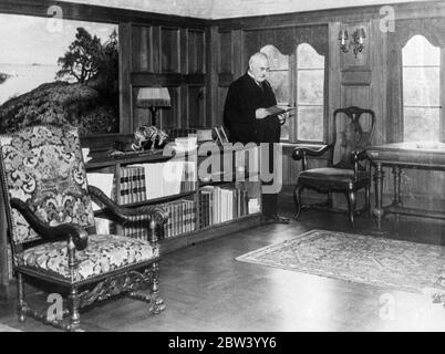 Wo Greta Garbo allein sein kann. Greta Garbo , schwedische Filmschauspielerin hat ein Anwesen in Harby gekauft, etwa 40 Meilen von Stockholm. Das Anwesen stammt aus dem 16. Jahrhundert umfasst ein Bauernhaus aus dem 19. Jahrhundert mit 10 Zimmern (das modernisiert wurde), das neben einem See steht und von einem Park aus alten Eichen umgeben ist. Der Kauf erfolgte im Namen von Miss Garbo durch ihren Bruder Herrn Gustavsson. Der Preis ist angegeben, um 276000 Kronen, etwa Â£ 14,000. Es wird allgemein angenommen, dass der Ort für Greta Garbo als ein Haus gekauft wurde, wo sie während ihres Besuchs in ihrem Heimatland frei von Werbung bleiben kann Stockfoto