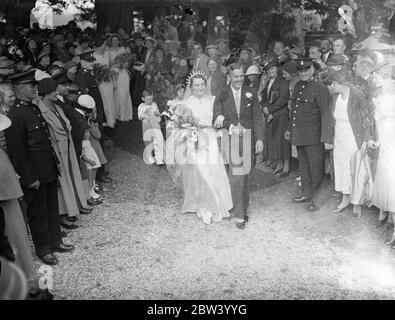 Chief Scout Tochter hat Dorf Hochzeit. Miss Betty St Claire Baden Powell, jüngste Tochter von Lord Baden Powell, wurde in der alten Dorfkirche von Benent, Hampshire, Herrn Gervas Charles Roberts Clay, Bezirksbeamter im Verwaltungsdienst von Nord-Rhodesien verheiratet. Herr Clay, der ältere Sohn von Herrn und Frau Gerard Arden Clay von Albury, Surrey. Die Braut ist 19 Jahre alt. Der Bräutigam traf seine Braut im Mai letzten Jahres in dem Liner, in dem sie mit ihren Eltern und ihrer Schwester nach England zurückkehrte. 16 Mitglieder des Westminster Abbey Chors, die der Pfadfinderbewegung angehörten, sangen Stockfoto