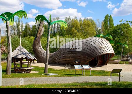 Kinderspielplatz in Form eines Wals Stockfoto