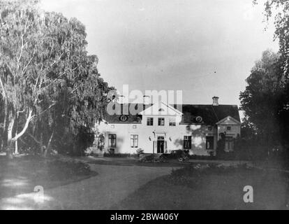 Wo Greta Garbo allein sein kann. Greta Garbo , schwedische Filmschauspielerin, hat ein Anwesen in Harby gekauft, etwa 40 Meilen von Stockholm. Das Anwesen, stammt aus dem 16. Jahrhundert, besteht aus einem 10 Zimmer Bauernhaus (das modernisiert wurde) neben einem See und umgeben von einem Park aus alten Eichen. Der Kauf erfolgte im Namen von Miss Garbo durch ihren Bruder Herrn Gustavsson. Der Preis ist angegeben, um 276000 Kronen, etwa Â£14000. Es wird allgemein angenommen, dass der Ort für Greta Garbo als ein Haus gekauft wurde, wo sie während ihres Besuchs in ihrem Heimatcou frei von Werbung bleiben kann Stockfoto