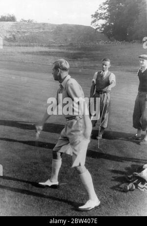 Der König versucht seine Hand am Arrow Golf. Diese Bilder, gerade veröffentlichte Publikation zeigen König Edward VIII Golf spielen, ein neues Spiel von ihren Freunden Herr Franz Pichler Mandorf erfunden, ein Beamter der Luftabteilung des österreichischen Wirtschaftsministeriums, Auf dem Golfplatz des Internationalen Country Clubs, Lainz, Wien. Dem König gefiel das Spiel so sehr, dass er Herrn Pichler Mandorf bat, die Zubehörsätze nach London zu schicken. Das Spiel wird mit einem Pfeil mit einer Art Peitsche geworfen gespielt. Der Erfinder behauptet, dass das Spiel den ganzen Körper ausübt und ist ein preiswertes Stockfoto