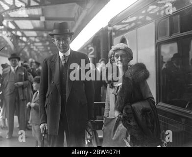 Viscount Halifax verlässt mit Lady Halifax, um sich Herrn Eden in Paris auf dem Weg nach Genf anzuschließen. Viscoults Halifax, Lord Privy Seal, verließ Victoria Station mit Lady Halifax nach Paris, wo er sich dem Außenminister Anthony Eden anschließen und mit ihm und dem französischen Premier Leon Blum reisen wird. Nach Genf zum Treffen der Völkerbunde. Foto zeigt, Lord und Lady Halifax in Victoria bei der Abreise. 20. September 1936 Stockfoto