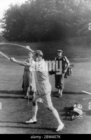 Der König versucht ihre Hand am Arrow Golf. Diese Bilder, gerade veröffentlichte Publikation zeigen König Edward VIII Golf spielen, ein neues Spiel von ihren Freunden Herr Franz Pichler Mandorf erfunden, ein Beamter der Luftabteilung des österreichischen Wirtschaftsministeriums, Auf dem Golfplatz des Internationalen Country Clubs, Lainz, Wien. Dem König gefiel das Spiel so sehr, dass er Herrn Pichler Mandorf bat, die Zubehörsätze nach London zu schicken. Das Spiel wird mit einem Pfeil mit einer Art Peitsche geworfen gespielt. Der Erfinder behauptet, dass das Spiel den ganzen Körper ausübt und ist ein preiswertes Stockfoto