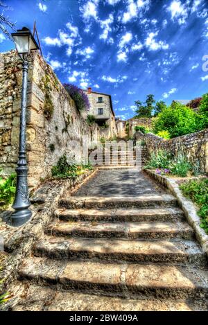 Stadt Montreuil-Bellay, Frankreich. Künstlerische Ansicht der St Pierre Steps (Escalier Saint-Pierre). Stockfoto