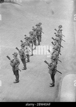 Beerdigung der australischen VC in London . Volle militärische Ehren . Mit voller militärischer Ehrungen wurde der Körper von Gunner A P Sullivan, der australischen VC, von Wellington Barracks nach Golden Green zur Einäscherung gebracht. Gunner Sullivan, ein Mitglied des australischen Krönungskontingenten, wurde letzte Woche von einem Zyklus niedergeschlagen und getötet. Foto zeigt, Mitglieder des australischen Krönungskontingent mit Waffen umgekehrt, als die Cortege Wellington Barracks verlassen . 13. April 1937 Stockfoto