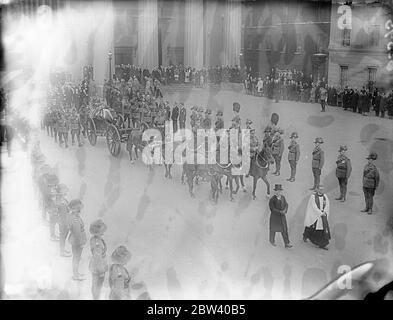 Beerdigung der australischen VC in London . Volle militärische Ehren . Passing durch Linien seiner Kameraden, die Körper von Gunner A P Sullivan, der australischen VC, wurde von Wellington Barracks zu Golders Green für die Einäscherung. Gunner Sullivan, ein Mitglied des australischen Krönungskontingenten, wurde letzte Woche von einem Zyklus niedergeschlagen und getötet. Foto zeigt, die Cortege durch die Ehrenwache der Australier, wie es Wellington Barracks verlassen. 13. April 1937 Stockfoto