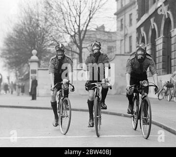 Junge Pfadfinder in Gasmaske bei der Londoner Anti-Air-Razzia-Ausstellung. Eine Air RAID Vorsichtsmaßnahmen Ausstellung von St Marylebone Borough Council wurde in Duke ' s Hall, Marleybone Road, Blyth Bereich von St Marylebone, Ratsmitglied R Stiles Allen eröffnet. Geräte für einfachen Schutz bei Luftangriffen sind auf der Ausstellung zu sehen und werden von Experten diskutiert. Foto zeigt, drei Mitglieder der St Marylebone Truppe von Pfadfinder tragen Gasmasken. Sie sollen im Notfall als Boten fungieren. 13. April 1937 Stockfoto