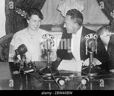 Eleanor Roosevelt und Konteradmiral Byrd liefern eine Radio-Friedensbotschaft zum 20. Jahrestag des amerikanischen Kriegseintritts. Frau Franklin D Roosevelt , Frau des amerikanischen Präsidenten, und hinten ADML Richard E Byrd , der Polarforscher , lieferte eine Sendung Friedensbotschaft aus dem Weißen Haus . Washington, am 20. Jahrestag des amerikanischen Eintritts in den Ersten Weltkrieg / Foto-Shows, Miss Roosevelt und hinten ADML Byrd an den Mikrofonen, wie sie ihre Friedensbotschaft geliefert. 12. April 1937 Stockfoto