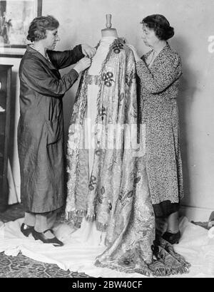 Königskrönungskop für Krönung in London renoviert. 116 Jahre alt . Das wunderschöne Tuch aus Gold mit Lotusadler, die Krone, Rose, Schamrock und Distel, die der König, wo bei seiner Krönung in Westminster Abbey wird an der Royal School of Handarbeiten in South Kensington , London, die Cope renoviert ( Pallium Rogale ) oder kaiserlichen Mantel , wurde ursprünglich für George IV gemacht und ist 116 Jahre alt . Es wird vom König getragen werden, wenn er bei der Zeremonie befallen ist und hat große religiöse Signalisierung Mexikaner König George V auch die Cope verwendet. Foto zeigt , der König Stockfoto