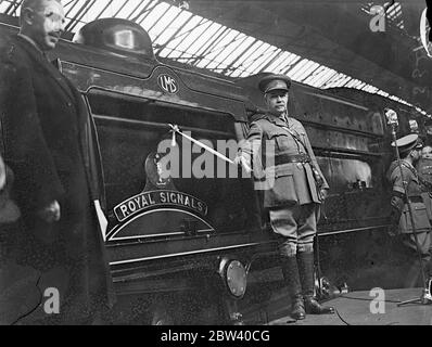 'Royal Corps' Lokomotive von Cmdr in Euston benannt. Begrüßt von einer Ehrenwache der London Corps Signale, Brigadier Hubert Clementi-Smith, Oberst Kommandant des Royal Corps of Signals, benannt einer der London Midland und Scottish Railway Regimental Klasse Lokomotiven "Royal Signale "" am Euston Station, London. Foto zeigt, Brig H Clementi Smith Namensgebung der neuen Lokomotive in Euston. 10. April 1937 Stockfoto