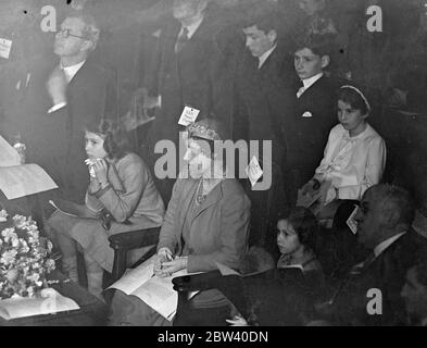 Die Königin nahm ihre Töchter, Prinzessin Elizabeth und Prinzessin Margaret Rose, mit zum Krönungskonzert für Kinder in der Central Hall, Westminster. Foto zeigt: Die Königin und Prinzessin Elisabeth und Prinz Margaret stiegen zu dem Konzert. April 1937 Stockfoto