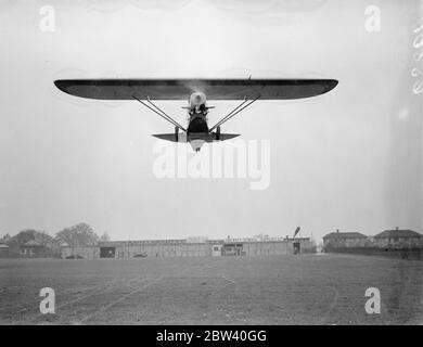 Neues £180 Flugzeug demonstriert auf Handsworth Aerodrome. Ein £180 leichtes Flugzeug, das billigste hergestellt, wurde zum ersten Mal auf Hanworth Aerodrome demonstriert. Die Maschine wurde von Captain C. H. Latimer-Needham von Luton Aircraft entworfen und hergestellt. Es ist mit einem Motor-Zyklus-Motor, der mit gewöhnlichem kommerziellen Geist, die von jeder Benzinpumpe gezogen werden kann läuft ausgestattet. Die Maschine hat eine Geschwindigkeit von 85 Meilen pro Stunde mit einer Reichweite von 300 Meilen. Foto zeigt: Das neue Flugzeug, das von Herrn D. Berrington pilotiert wurde, in der Luft des Hanworth Aerodrome. 24. April 1937 Stockfoto