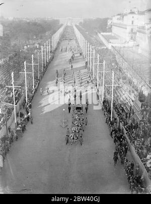 Riesige Menschenmengen am frühen Morgen beobachten die Koronation Prozession Probe. Wieder sahen riesige Menschenmengen die Proben der Krönungsprozession am frühen Sonntagmorgen vom Buckingham Palace zur Westminster Abbey. Foto zeigt: Der Royal Coach auf der Mall, Buckingham Palace im Hintergrund. 25. April 1937 Stockfoto