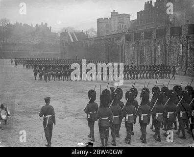 Sultan von Lahej, Krönungsbesucher, Touren Tower of London. Nimmt Gruß an Wachen marschieren vorbei. Sir Abdul Karim Fadthli bin Ali, Sultan von Lahej (Aden) [Südjemen], der zur Krönung in London ist, besuchte den Tower of London. Er beobachtete die Schotten-Wachen bei der Parade und nahm den Gruß an der Parade. Fotoausstellungen : Schotten Wachen auf Parade am Tower of London. 26. April 1937 Stockfoto