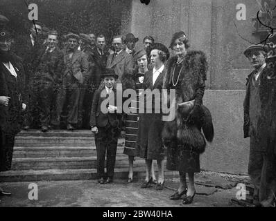 Zugträger der Königin bei der Krönungsprobe der Abtei. Peeresses nahm an ihrer ersten Krönungsprobe in Westminster Abbey Teil. Die Probe wurde von der Herzogin und Herzogin von Norfolk besucht. Foto zeigt: - von links nach rechts - Ladysmith Dorrien, Direktor der Royal School of Needlework; Lord Geoffrey Percy; Lady Elizabeth Percy, eine der Queens Zugträger; Lady Margaret Cavendish-Bentinck, auch eine Zugträger; und die Herzogin von Northumberland verlassen die Abtei. 20. April 1937 Stockfoto