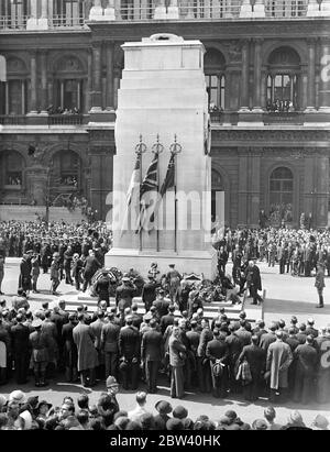 Parade der Krönungstruppen zur Zeremonie am Anzac-Tag im Cenotaph. Mitglieder des Krönungskontingent, die zur Krönung in London sind, waren nach dem Anzac-Tag in der St. Pauls Kathedrale im Cenotaph vorgeführt. [Australian and New Zealand Army Corps] Foto zeigt: Die Szene im Cenotaph während der Anzac Day Parade. 25. April 1937 Stockfoto