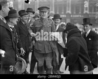 General Sir Ian Hamilton bei der Krönungstruppe am Anzac Day. Mitglieder des Krönungskontingents, die für die Krönung in London waren, waren nach dem Anzac-Tag in der St. Paul's Cathedral in Cenotaph vorgeführt. Sechs vom Krieg geblendete australische Ex-Soldaten marschierten in der Prozession. [Australian and New Zealand Army Corps] Foto zeigt: General Sir Ian Hamilton, der in Gallipoli das Kommando hatte, vorbei an Veteranen, um die St. Paul's Cathedral zu betreten. 25. April 1937 Stockfoto