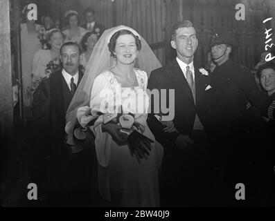 Miss Mary Peach, die Surrey Golferin, war mit Gordon Graham Pyke, einem Kanadier, in der St Mark's Church, North Audley Street, verheiratet. Miss Peach spielte für den siegreichen Surrey im Länderfinale von 1935, aber Verletzungen durch einen Skiunfall haben ihre Karriere beeinträchtigt. Bevor sie nach Worplesdon zog, dem berühmten Club, der ihr und ihrem Bruder die Chance gab, Rekorde zu brechen, lebte die Braut in der Firbeck Hall, heute einer der aktuellsten Country Clubs im Doncaster-Viertel. Das Paar wird in Montreal leben. Foto zeigt: Die Brautjungfer bei der Hochzeit. April 1937 Stockfoto