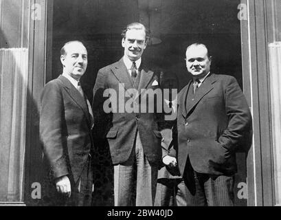 Herr Eden hat Gespräche mit dem belgischen Premierminister und Außenminister in Brüssel geführt. Der britische Außenminister Anthony Eden führt Gespräche in Brüssel mit dem belgischen Premierminister Paul van Zeeland und dem Außenminister Spaak. Die Gespräche folgen dem neuen Abkommen Belgiens mit Großbritannien und Frankreich, das Belgien von seinen militärischen Verpflichtungen aus dem Locarno-Vertrag freisetzt. Foto zeigt: Anthony Eden mit Premierminister van Zeeland (links) und dem belgischen Außenminister M. Spaak im Büro des Premierministers in Brüssel. 26. April 1937 Stockfoto