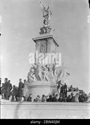 Riesige Menschenmengen am frühen Morgen beobachten die Koronation Prozession Probe. Wieder sahen riesige Menschenmengen die Proben der Krönungsprozession am frühen Sonntagmorgen vom Buckingham Palace zur Westminster Abbey. Foto zeigt: Victoria Memorial. 25. April 1937 Stockfoto