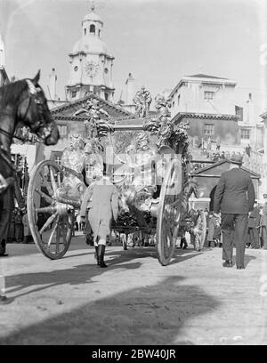 Riesige Menschenmengen am frühen Morgen beobachten die Koronation Prozession Probe. Wieder sahen riesige Menschenmengen die Proben der Krönungsprozession am frühen Sonntagmorgen vom Buckingham Palace zur Westminster Abbey. Foto zeigt: Der königliche Coach überquert die Horse Guards Parade. 25. April 1937 Stockfoto