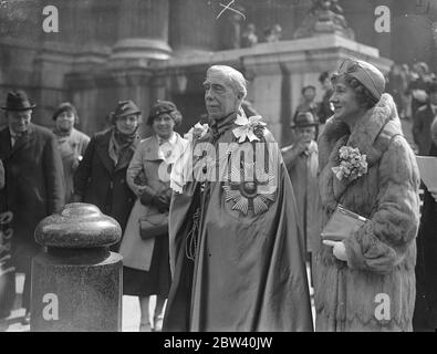 Lord und Lady Bledisloe im jährlichen Gottesdienst des Ordens St. Michael und St. George. Der jährliche Gottesdienst des St. Michael und St. George Ordens fand am St. Georges Day in der St. Paul's Cathedral, London, statt. Der Graf von Athlone wurde zum Großmeister des Ordens und die Marquess Willingdon zum Kanzler ernannt. Foto zeigt: Lord und Lady Bledisloe verlassen nach dem Gottesdienst. 23. April 1937 Stockfoto