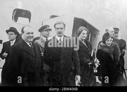 Herr Eden hat Gespräche mit dem belgischen Premierminister und Außenminister in Brüssel geführt. Der britische Außenminister Anthony Eden führt Gespräche in Brüssel mit dem belgischen Premierminister Paul van Zeeland und dem Außenminister Spaak. Die Gespräche folgen dem neuen Abkommen Belgiens mit Großbritannien und Frankreich, das Belgien von seinen militärischen Verpflichtungen aus dem Locarno-Vertrag freisetzt. Foto zeigt: Herr Anthony Eden mit Herrn Spaak, belgischer Außenminister (links) [Text mising] 26. April 1937 Stockfoto