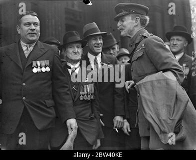 General Sir Ian Hamilton bei der Krönungstruppe am Anzac Day. Mitglieder des Krönungskontingents, die für die Krönung in London waren, waren nach dem Anzac-Tag in der St. Paul's Cathedral in Cenotaph vorgeführt. Sechs vom Krieg geblendete australische Ex-Soldaten marschierten in der Prozession. [Australian and New Zealand Army Corps] Foto zeigt: General Sir Ian Hamilton, der in Gallipoli das Kommando hatte, vorbei an Veteranen, um die St. Paul's Cathedral zu betreten. 25. April 1937 Stockfoto