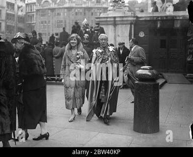 Lord und Lady Bledisloe im jährlichen Gottesdienst des Ordens St. Michael und St. George. Der jährliche Gottesdienst des St. Michael und St. George Ordens fand am St. Georges Day in der St. Paul's Cathedral, London, statt. Der Graf von Athlone wurde zum Großmeister des Ordens und die Marquess Willingdon zum Kanzler ernannt. Foto zeigt: Lord und Lady Bledisloe verlassen nach dem Gottesdienst. 23. April 1937 Stockfoto