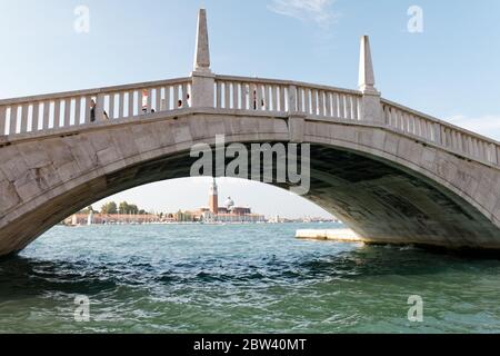 25. Sep 2011: Puente Arsenale Grat an der Mündung des Rio dell' Arsenale - der Kanal, der zu ehemaligen Marinehäfen führt, heute Veranstaltungsort der Biennale of Contemp Stockfoto