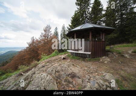 Das ist der Gipfel des Spießhorns 1350m hoch im südlichen Schwarzwald in Deutschland, auf dem Gipfel befindet sich ein Aussichtspavillon. Stockfoto