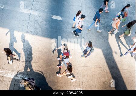 Aufnahmen von Fußgängern, die die Kreuzung neben der SM Clark Mall, der Angeles City Mall, den Philippinen überqueren. Stockfoto