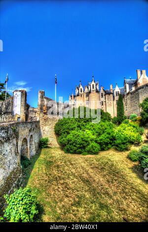 Stadt Montreuil-Bellay, Frankreich. Künstlerische Ansicht des historischen Chateau Montreuil-Bellay. Stockfoto