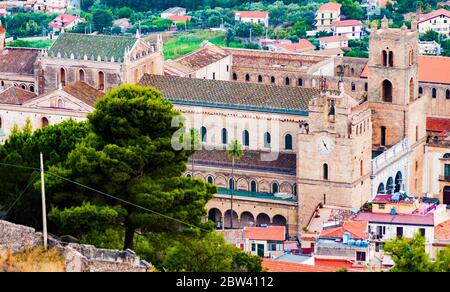 Die Monreale Kathedrale gesehen aus den Bergen, die die Stadt umgeben. Palermo. Italien Stockfoto