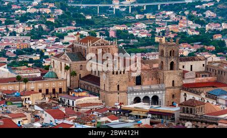 Die Monreale Kathedrale gesehen aus den Bergen, die die Stadt umgeben. Palermo. Italien Stockfoto