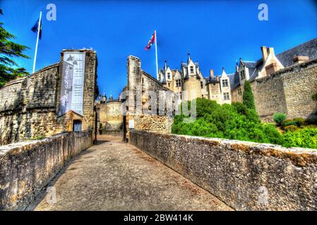 Stadt Montreuil-Bellay, Frankreich. Künstlerische Ansicht des historischen Chateau Montreuil-Bellay. Stockfoto