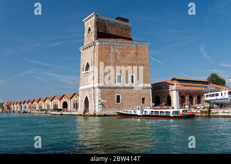 25. Sep 2011: Arsenale, ehemalige Marinebackplätze, heute Veranstaltungsort der Biennale für moderne Kunst.ehemalige Lagerhäuser und Werkstätten beherbergen nun größere oder thematische Ausstellungen Stockfoto