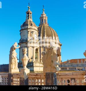 Kuppeln und Türme der Hl. Agatha Kathedrale in Catania, Sizilien, Italien Stockfoto