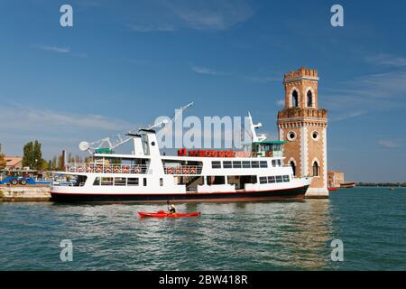 25. Sep 2011: Arsenale, ehemalige Marinebackplätze, heute Veranstaltungsort der Biennale für moderne Kunst. Passagierschiff vor dem Kai. Historischer Leuchtturm auf dem ed Stockfoto