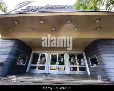 Berlin, Deutschland. Mai 2020. Die Eingangstüren zum Kino "Colosseum" im Bezirk Prenzlauer Berg sind verschlossen. Das vor etwa 100 Jahren gegründete Kino muss wegen der Corona-Beschränkungen und dem daraus resultierenden Umsatzverlust Insolvenz anmelden. Quelle: Paul Zinken/dpa-zb-Zentralbild/dpa/Alamy Live News Stockfoto