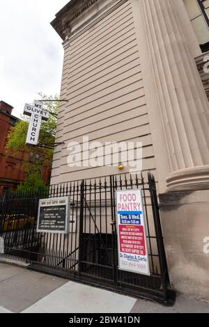 schild vor dem Mt. Olivet Baptist Church in Harlem Werbung für ihre Speisekammer oder Lebensmittel-Bank Stockfoto