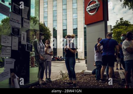 Barcelona, Spanien. Mai 2020. Nissan-Arbeiter versammeln sich und diskutieren vor einem autorisierten Händler, während sie gegen die Schließung des Werks in Barcelona protestieren, die in der Mitte der Coronavirus-Krise rund 2800 direkte Arbeitsplätze kosten wird. Quelle: Matthias Oesterle/Alamy Live News Stockfoto