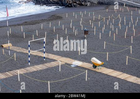 Arbeiter bereiten den Strand mit abgesperrten Bereichen vor, um die soziale Distanz, zwei Meter voneinander entfernt, und den kontrollierten Zugang für die Öffentlichkeit während der Phase t zu erhalten Stockfoto