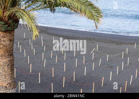 Strand in Bereiche unterteilt, um Menschen um zwei Meter voneinander zu trennen, soziale Distanzierungsregeln, Phase zwei Deeskalation des Covid 19, Coronavirus-Zustand von em Stockfoto