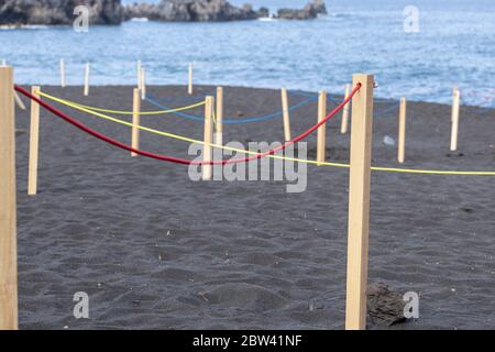 Strand in Bereiche unterteilt, um Menschen um zwei Meter voneinander zu trennen, soziale Distanzierungsregeln, Phase zwei Deeskalation des Covid 19, Coronavirus-Zustand von em Stockfoto