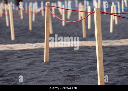 Strand in Bereiche unterteilt, um Menschen um zwei Meter voneinander zu trennen, soziale Distanzierungsregeln, Phase zwei Deeskalation des Covid 19, Coronavirus-Zustand von em Stockfoto