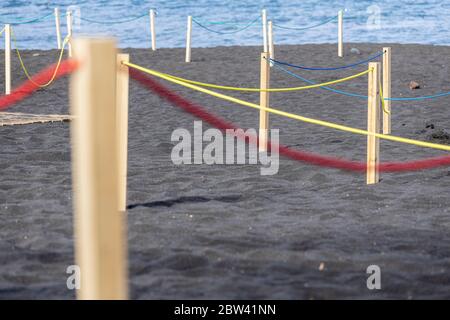 Strand in Bereiche unterteilt, um Menschen um zwei Meter voneinander zu trennen, soziale Distanzierungsregeln, Phase zwei Deeskalation des Covid 19, Coronavirus-Zustand von em Stockfoto